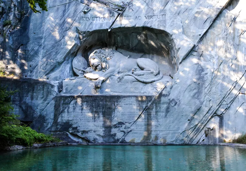 อนุสาวรีย์สิงโตแกะสลัก (Lion Monument)