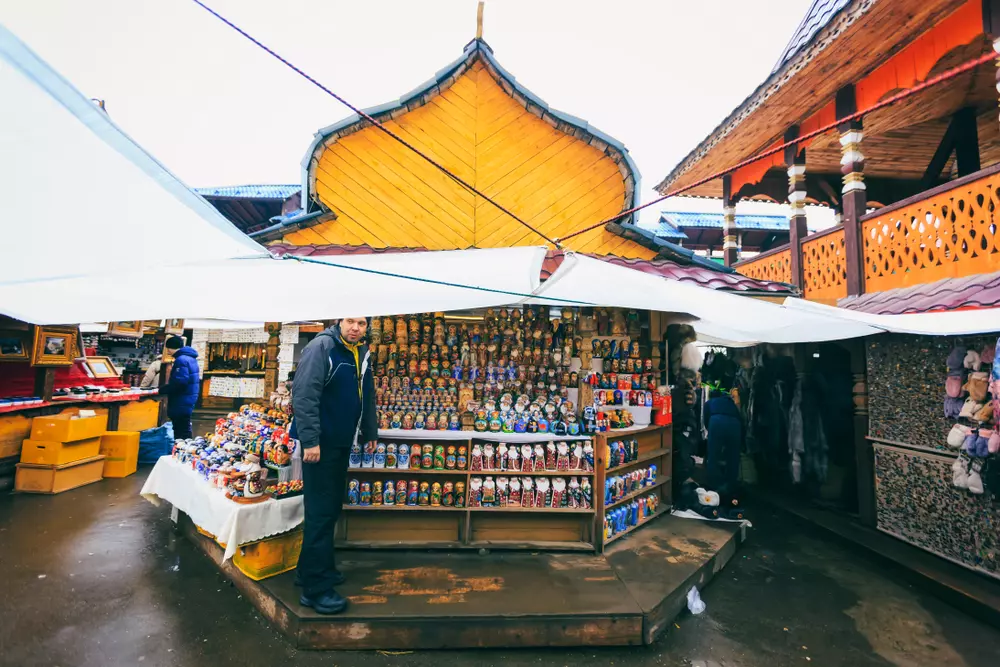 ตลาดนัดอิสเมลอฟสกี้ (Izmailovsky Souvenir Market) 