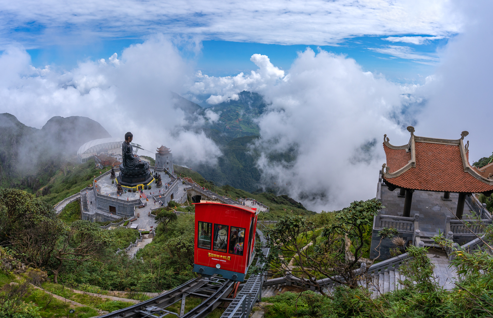 นั่งรถไฟโมโนเรลขึ้นยอดเขาฟานซิปัน