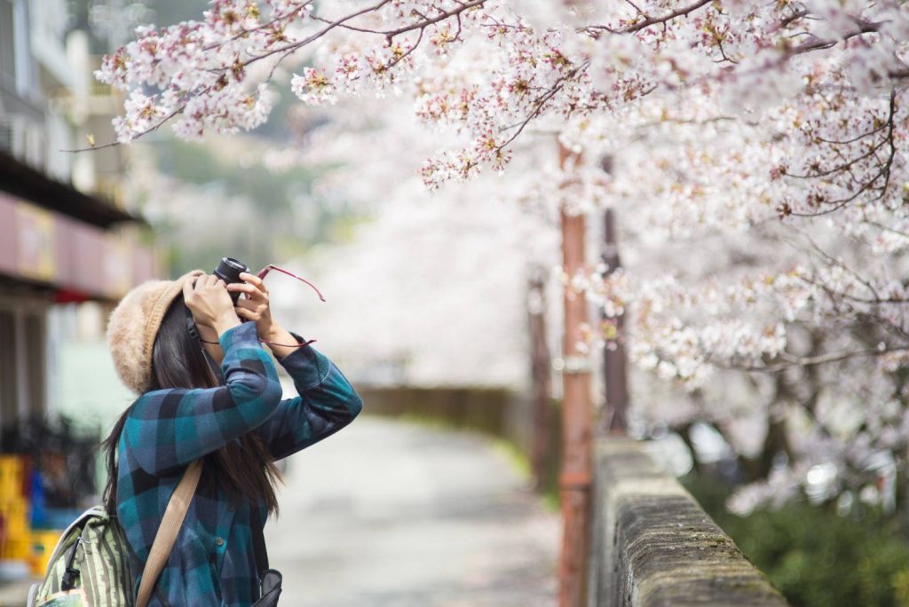 pose reccomended for shy girl with camera to hide thier face 