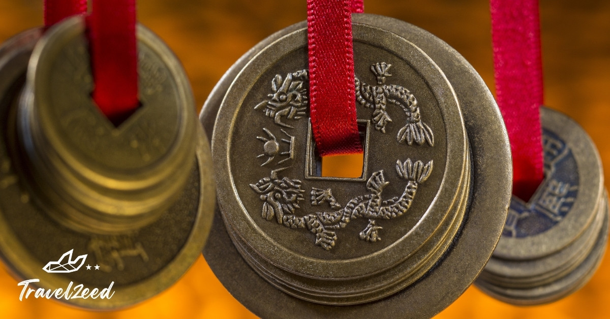 การพกเหรียญจีนโบราณ ที่มีรูตรงกลาง ล้อมด้วยอักษรมงคลจีน