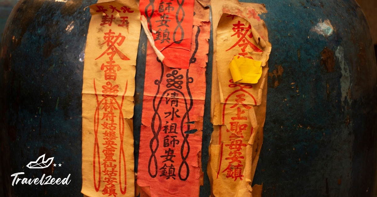 การพกยันต์ติดตัว หรือติดไว้หน้าห้องพัก วิธีกันผีแบบจีน