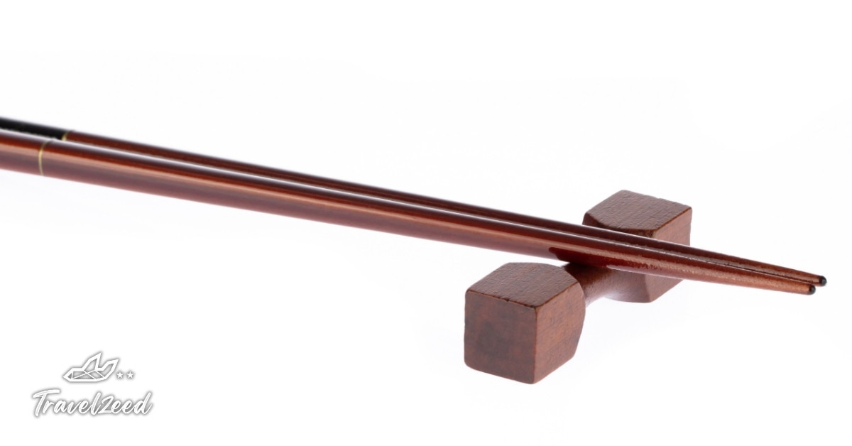 ตะเกียบพิธี หรือ “พิธีจิ่ว” ตะเกียบในที่นี้ไม่ใช่ที่ใช้กินข้าวธรรมดา แต่เป็นตะเกียบพิเศษที่จะใช้เฉพาะในงานศักดิ์สิทธิ์