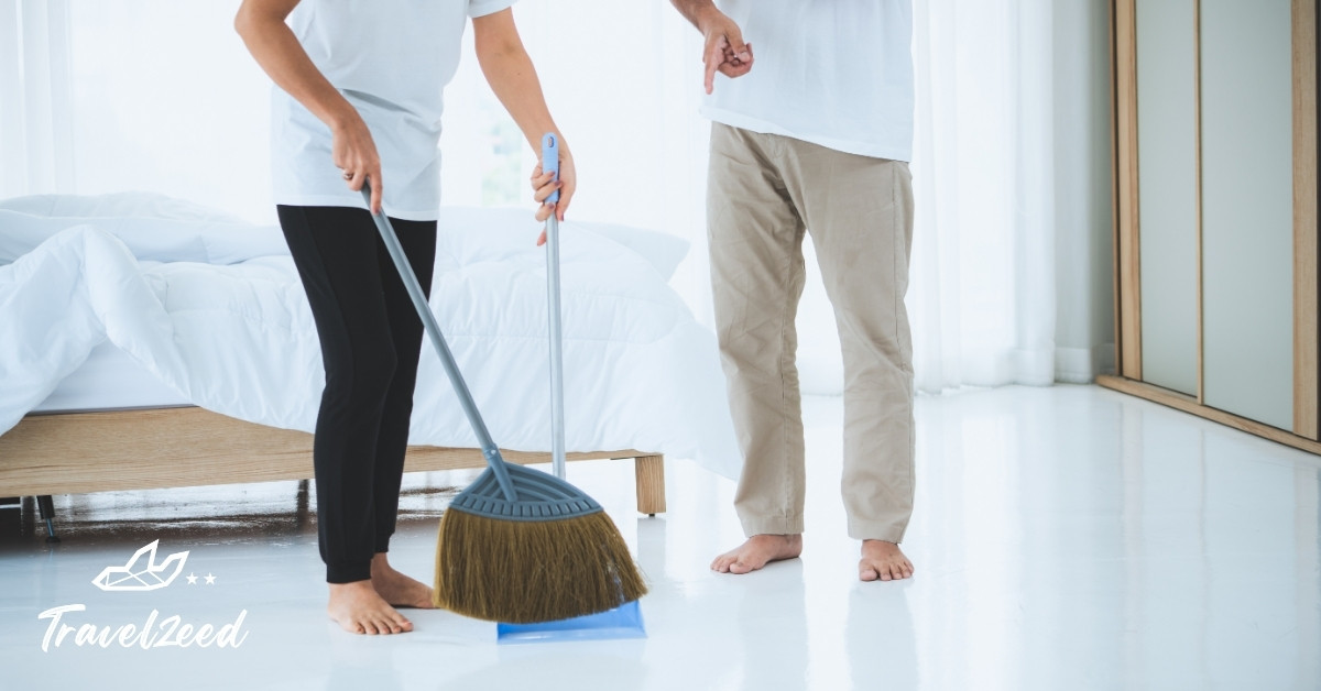 การกวาดห้องนอนให้สะอาด และนำไม้กวาดคั่นประตูไว้
