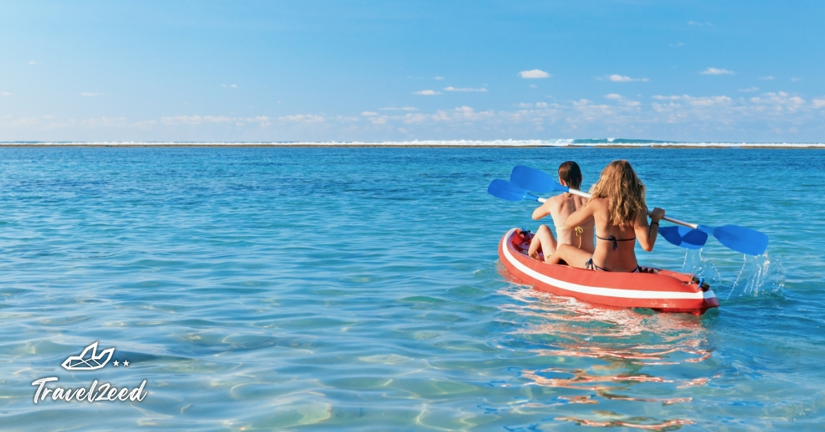 ผู้หญิงพายเรือคายัคบนทะเลใสในมัลดีฟส์ กิจกรรมทางน้ำยอดนิยมสำหรับนักท่องเที่ยวทุกวัย