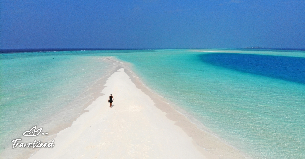นักท่องเที่ยวเดินบนสันทรายกลางทะเลมัลดีฟส์ น้ำทะเลใสสีเทอร์ควอยซ์ จุดถ่ายรูปสวยและสถานที่พักผ่อนยอดฮิต