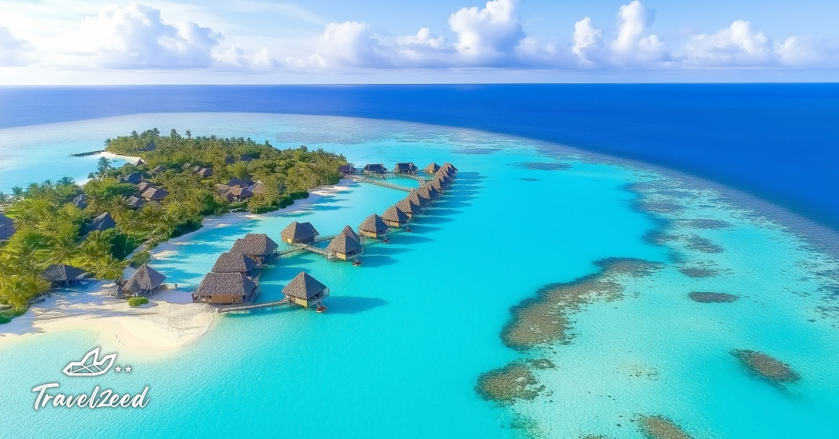 มุมมองทางอากาศของลากูนมัลดีฟส์ น้ำทะเลสีฟ้าเทอร์ควอยซ์ใส หาดทรายขาว และเกาะรีสอร์ตสุดสวย
