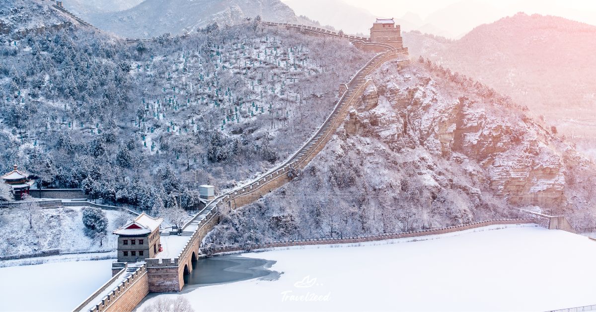 กำแพงเมืองจีนหน้าหนาว มีหิมะตก