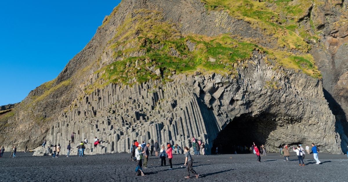 เสาหินบะซอลต์ทรงหกเหลี่ยม ชายหาดเรย์นิสฟยาร์ดรา