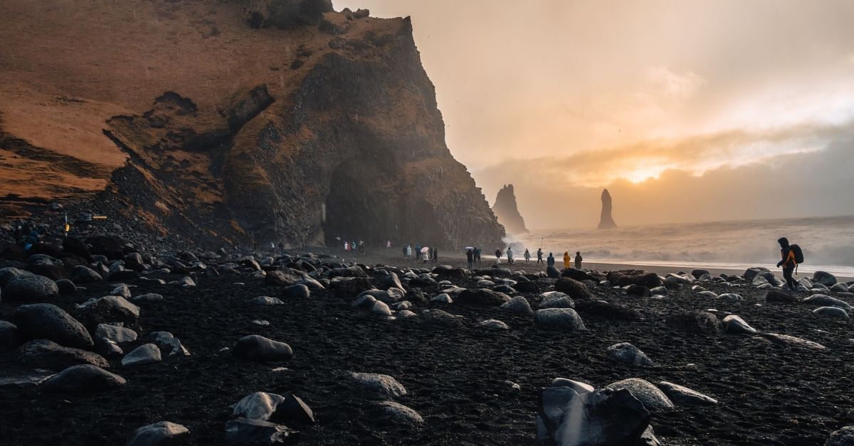 หาดทรายสีดำ ของชายหาดเรย์นิสฟยาร์ดรา