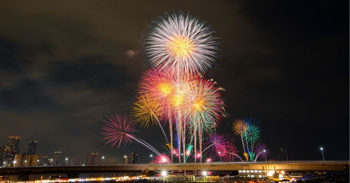 เทศกาลดอกไม้ไฟโยโดกาวะ (Yodogawa Fireworks) จ.โอซาก้า