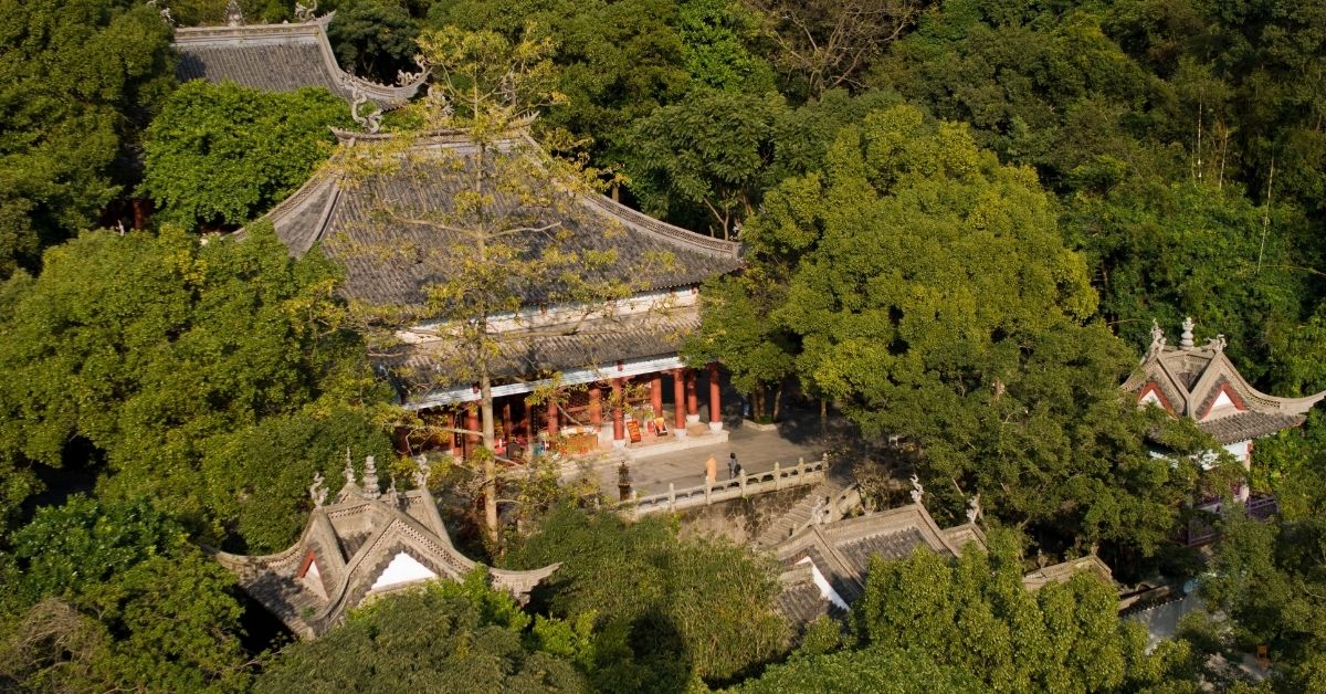 ภูเขาไป๋หยุน (Baiyun Mountain) หรือ "ภูเขาเมฆขาว" เปรียบเสมือน "ปอดของเมืองกวางโจว"
