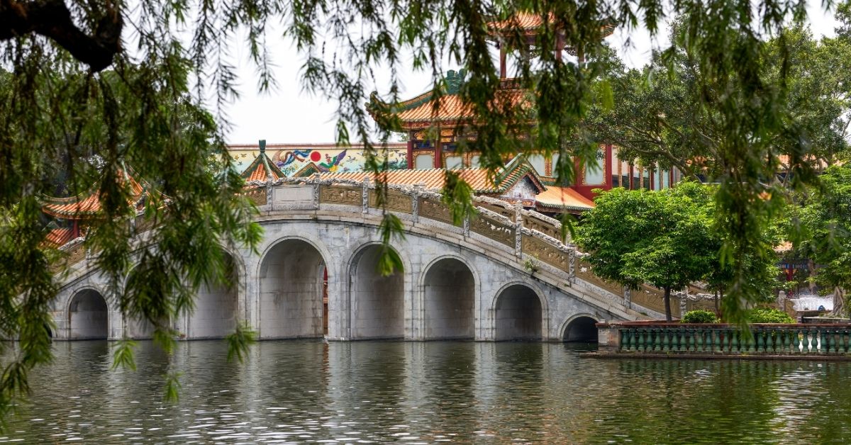 วนเป่าม่อ (Baomo Garden) เป็นสวนสไตล์หลิงหนาน (Lingnan) ที่สวยงามและมีชื่อเสียงที่สุดแห่งหนึ่งในกวางโจว