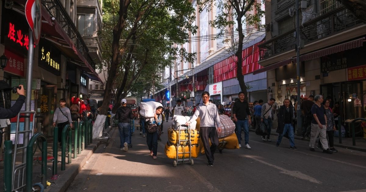 ลาดเสื้อผ้าไป๋หม่า (Guangzhou Baima Costume Market) เป็นแหล่งเสื้อผ้าแฟชั่นที่ใหญ่ที่สุดและขึ้นชื่อที่สุด
