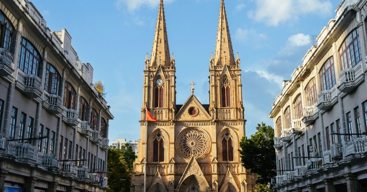 าสนวิหารพระหฤทัยศักดิ์สิทธิ์ (Sacred Heart Cathedral) หรือที่คนท้องถิ่นมักเรียกกันว่า "โบสถ์หิน"