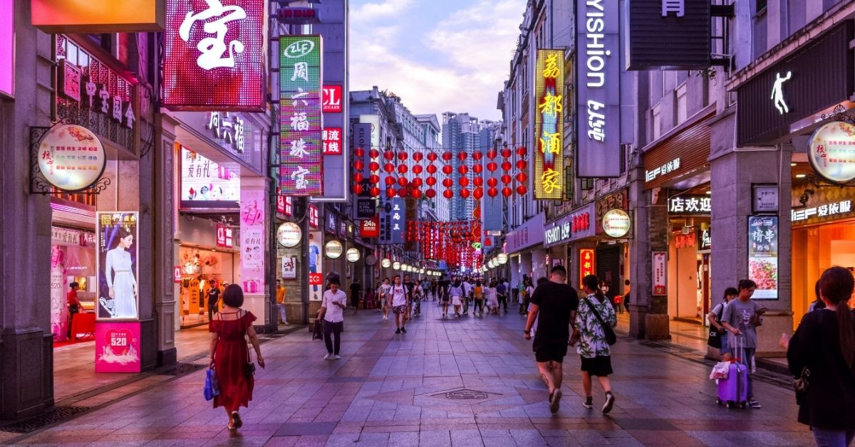 ถนนคนเดินซ่างเซี่ยจิ่ว (Shangxiajiu Pedestrian Street) เป็นหนึ่งในย่านการค้าที่มีประวัติศาสตร์ยาวนานที่สุดและคึกคักที่สุดของกวางโจว
