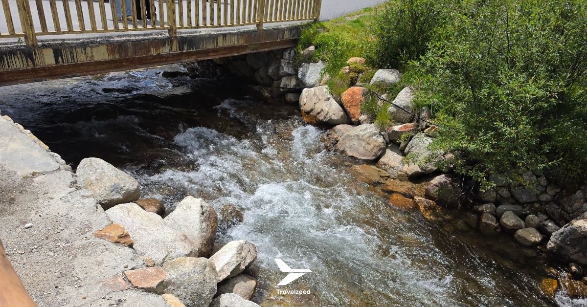 น้ำในลำธาร ปี้เผิงโกวในช่วงหน้าร้อน