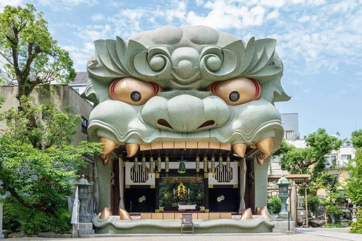 ศาลเจ้านัมบะยาซากะ (Namba Yasaka Shrine)