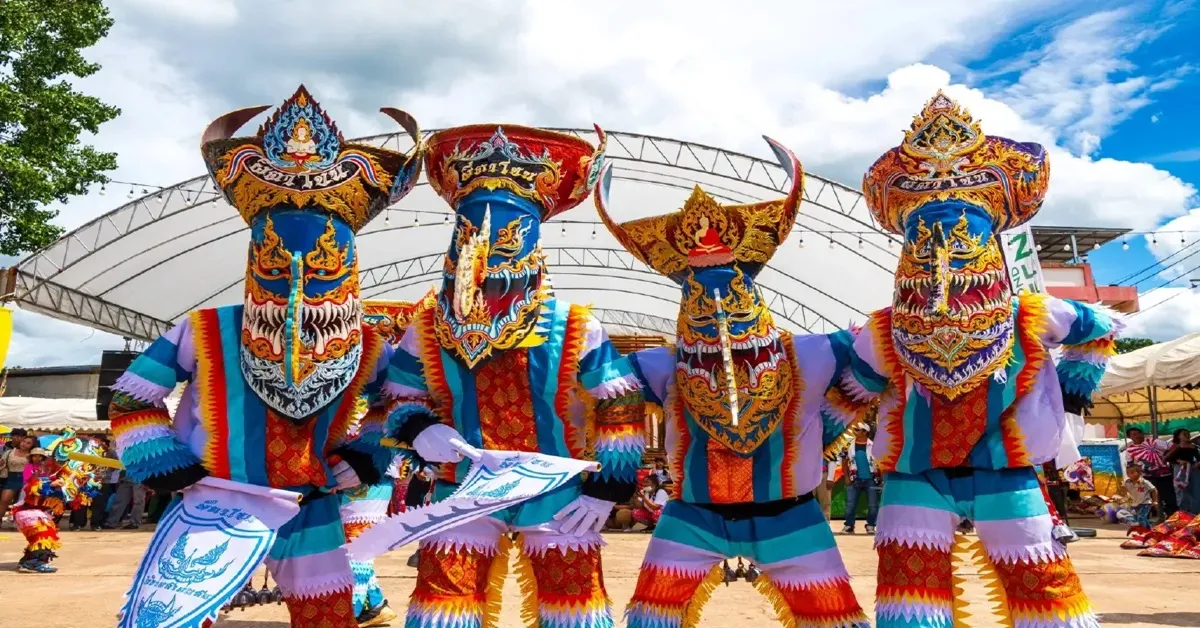 ทัวร์ลพบุรี วัดถ้ำเขาปรางค์ เทศกาลผีตาโขน พุทธอุทยานเพชบุระ ขอนมาดโบราณ