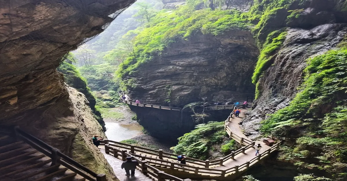ทัวร์จีน เฉิงตู ฉงชิ่ง อุทยานแห่งชาติหลุมฟ้า 3 สะพานสวรรค์ ผาหินแกะสลักต้าจู๋ รถไฟฟ้าทะลุตึก