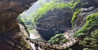 ทัวร์จีน เฉิงตู ฉงชิ่ง อุทยานแห่งชาติหลุมฟ้า 3 สะพานสวรรค์ ผาหินแกะสลักต้าจู๋ รถไฟฟ้าทะลุตึก