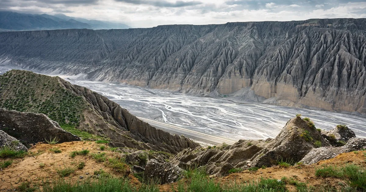 ทัวร์จีน ซินเจียง อี้หนิง แกรนด์แคนยอนตู้ซานสือและสะพานกระจก ทะเลสาบไซลีมูหู ทุ่งหญ้าคาลาจุ้น ตลาดต้าปาจา