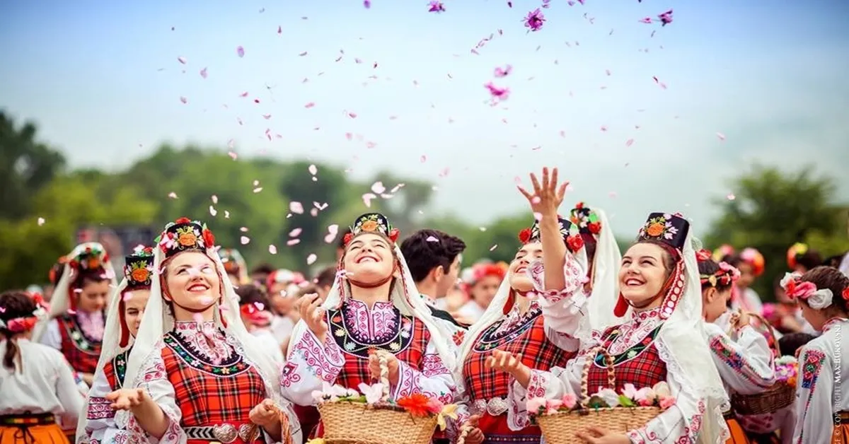 ทัวร์โรมาเนีย บัลกาเรีย อิสตันบูล เทศกาลดอกกุหลาบแห่งคาซานลัค ปราสาทบราน ปราสาทเปเลส อารามมรดกโลกรีล่า