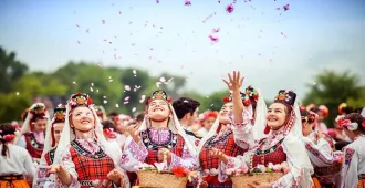 ทัวร์โรมาเนีย บัลกาเรีย อิสตันบูล เทศกาลดอกกุหลาบแห่งคาซานลัค ปราสาทบราน ปราสาทเปเลส อารามมรดกโลกรีล่า