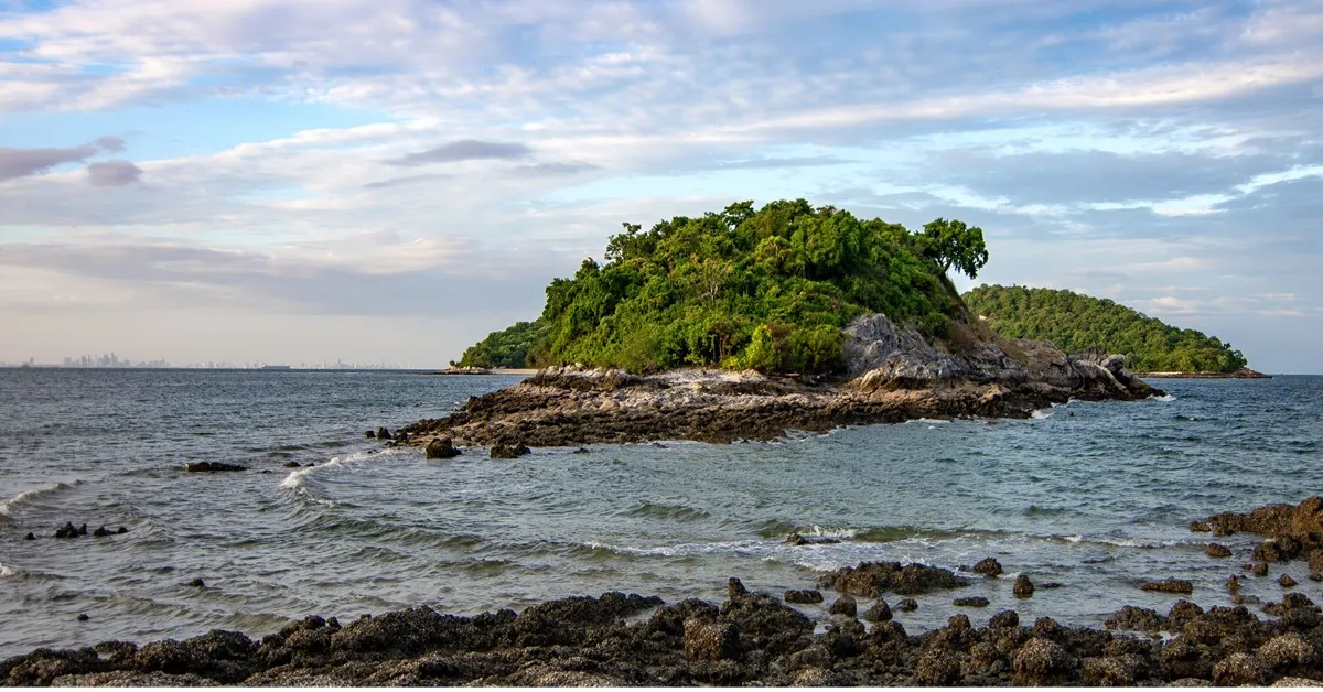 ทัวร์ไทย เกาะสีชัง เจ้าพ่อเขาใหญ่ เจ้าแม่กวนอิม รอยพระพุทธบาท เจ้าแม่กวนอิมเกาะลอย (One Day Trip)