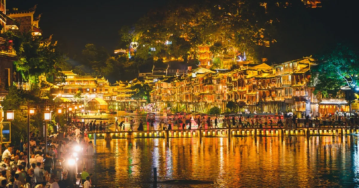 ทัวร์จีน จางเจียเจี้ย ฉางซา วิถีเมืองโบราณเพิ่งหวงยามค่ำคืน สัมผัสสะพานแก้วลอยฟ้า