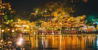 ทัวร์จีน จางเจียเจี้ย ฉางซา วิถีเมืองโบราณเพิ่งหวงยามค่ำคืน สัมผัสสะพานแก้วลอยฟ้า
