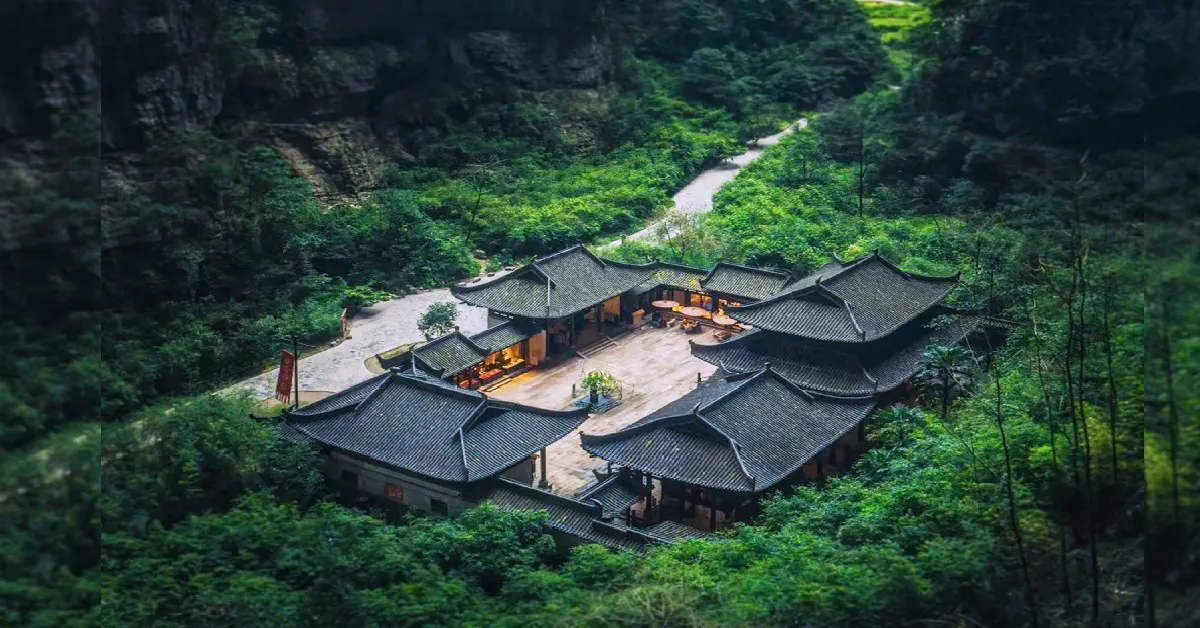 ทัวร์จีน ฉงชิ่ง อู่หลง อุทยานหลุมฟ้า สะพานสวรรค์  ตึกตะเกียบ รถไฟฟ้ารางเบาทะลุตึก