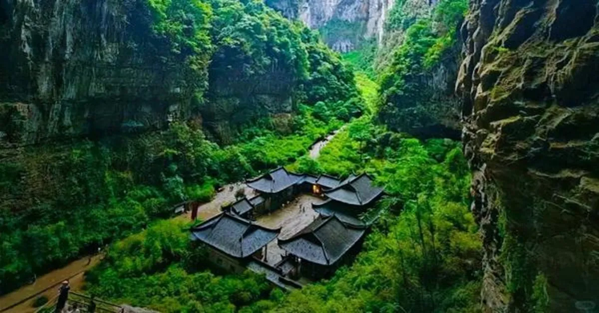 ทัวร์จีน ฉงชิ่ง อู่หลง อุทยานหลุมฟ้า สะพานสวรรค์ รถไฟทะลุตึก