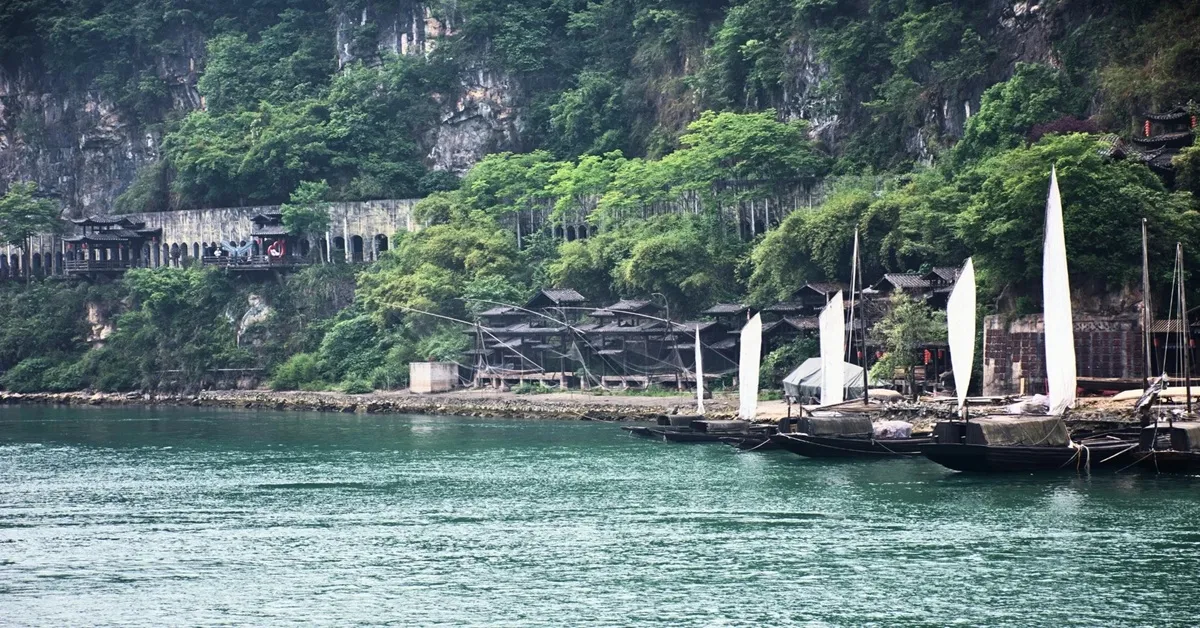ทัวร์จีน อี้ชาง อู่ฮั่น นั่งรถไฟรางลอยฟ้า ล่องเรือหมู่บ้านซานเซียะ Dream Water Town สวนถ้ำสามสหาย