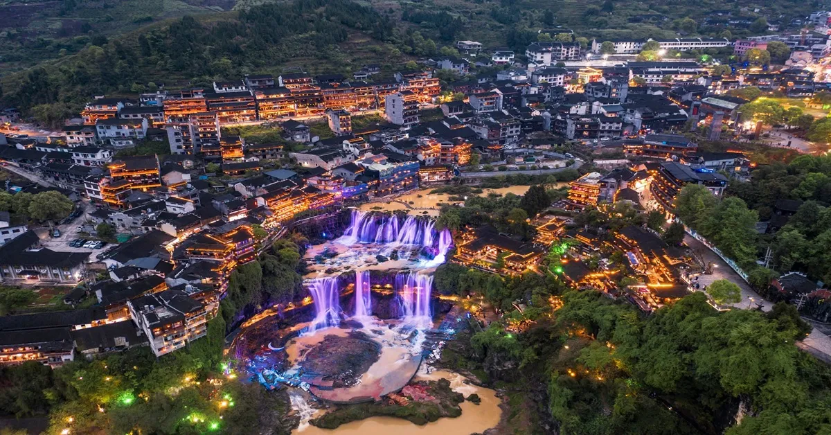 ทัวร์จีน ซุปตาร์ ฉางซา เมืองโบราณฝูหรงเจิ้น ทะเลสาบเป่าเฟิ่งหู วังโบราณชนเผ่าถูเจีย