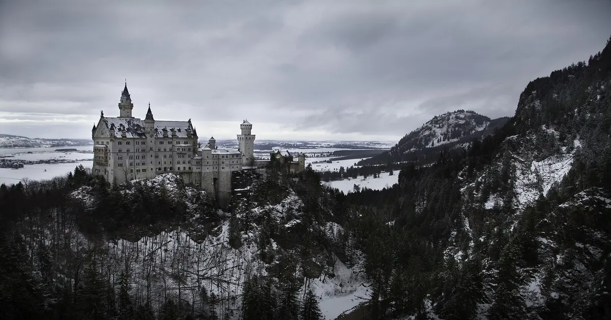 East Europe Germany Austria Czech Slovakia Hungary Neuschwanstein Castle - ทัวร์ยุโรปตะวันออก เยอรมัน ออสเตรีย เช็ค สโลวาเกีย ฮังการี ชมความอลังการ ปราสาทนอยชวานสไตน์ สัมผัสเมืองมรดกโลก เชสกี้ ครุมลอฟ