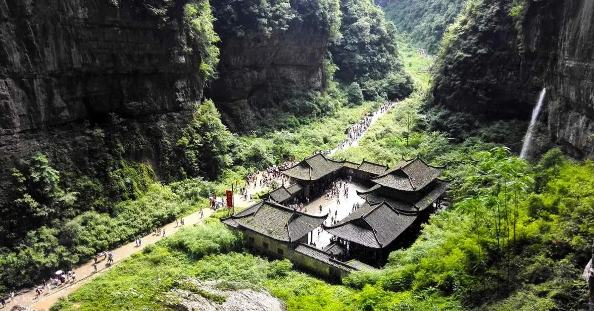 China Chongqing Wulong Dazu Rock Carvings Wulong Tiankeng National Geopark Train Through Building - ทัวร์จีน ฉงชิ่ง อู่หลง พระแกะสลักต้าจู๋ อุทยานหลุมบ่อฟ้า รถไฟทะลุตึก (ไม่ลงร้าน)