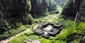 China Chongqing Wulong Dazu Rock Carvings Wulong Tiankeng National Geopark Train Through Building - ทัวร์จีน ฉงชิ่ง อู่หลง พระแกะสลักต้าจู๋ อุทยานหลุมบ่อฟ้า รถไฟทะลุตึก (ไม่ลงร้าน)