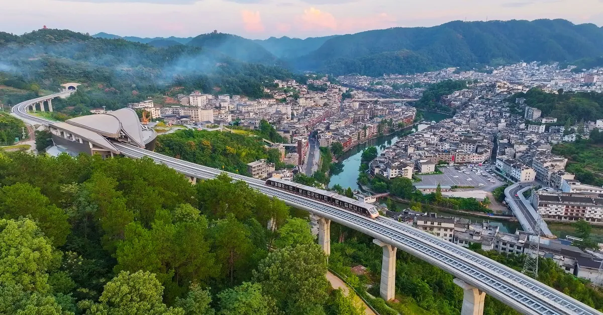ทัวร์จีน จางเจียเจี้ย นั่งรถไฟชมวิวเมืองโบราณเฟิ่งหวง หุบเขาอวตาร