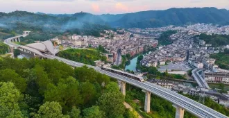 ทัวร์จีน จางเจียเจี้ย นั่งรถไฟชมวิวเมืองโบราณเฟิ่งหวง หุบเขาอวตาร