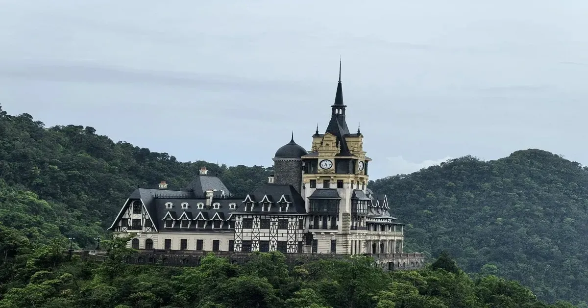 ทัวร์ลาว เวียดนาม  หลวงพระบาง ฮานอย ตักบาตรข้าวเหนียวและชมโบสถ์หิน เมืองตามด๋าว 