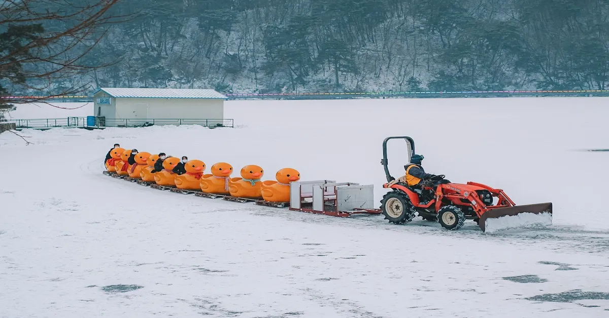 ทัวร์เกาหลี ลากเลื่อนหิมะบนทะเลสาปซันจอง นั่งรถไฟรางลอยฟ้าชมวิวทะเลวอลมิโด 