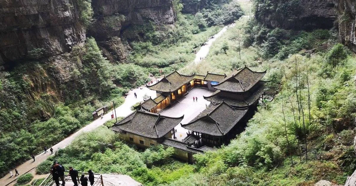 ทัวร์จีน ซุปตาร์ ฉงชิ่ง อู่หลง ฝูหลิง ผาหินแกะสลักต้าจู๋ อุทยานหลุมฟ้า 3 สะพานสวรรค์ (ไม่ลงร้าน)