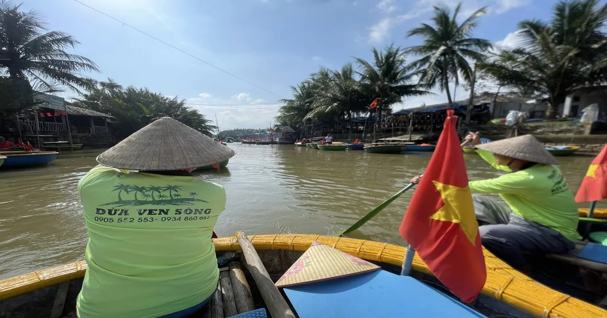 ทัวร์เวียดนามกลาง ดานัง ฮอยอัน ล่องเรือกระด้ง นั่งกระเช้าสู่ บานาฮิลล์ (ลงร้าน)