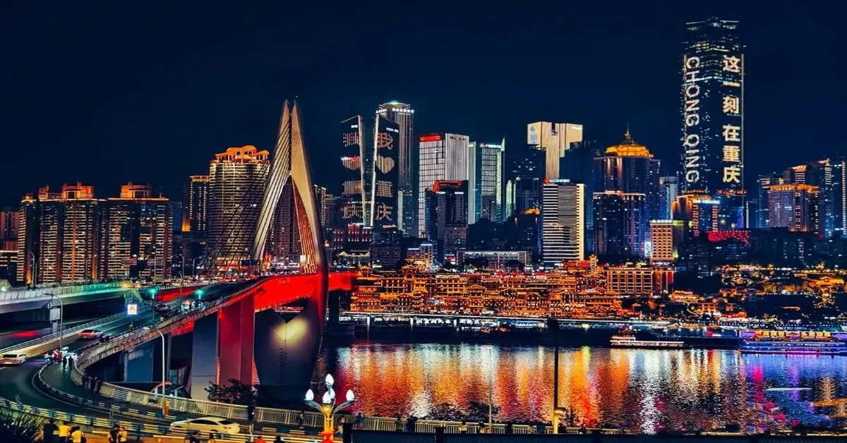 ทัวร์จีน ฉงชิ่ง รถไฟทะลุตึก มหาศาลาประชาคม หงหยาต้ง (ลงร้าน + อิสระ 1 วัน)