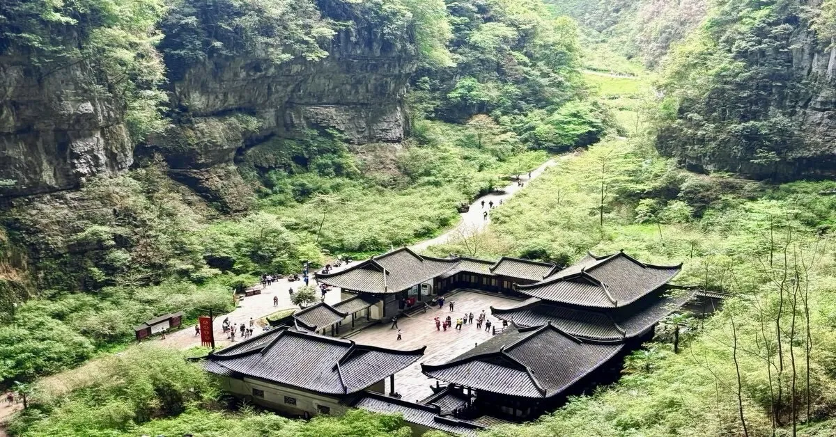 ทัวร์จีน ฉงชิ่ง อุทยานหลุมฟ้า หงหยาต้ง รถไฟทะลุตึก (ไม่ลงร้าน)