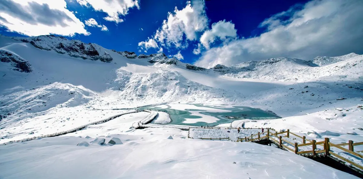 ทัวร์จีน เฉิงตู ภูเขาสี่ดรุณี ต๋ากู่ปิงชวน สะพานหนานเฉียว แพนด้าเซลฟี่ (ไม่ลงร้าน)