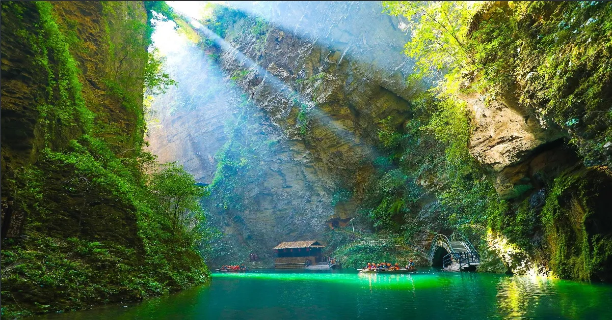 ทัวร์จีน ฉงชิ่ง เอินซือ ผิงซานแกรนด์แคนยอน ถ้ำเถิงหลง หงหยาต้ง รถไฟทะลุตึก (ไม่ลงร้าน)