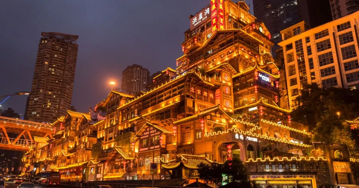 ทัวร์จีน ฉงชิ่ง รถไฟทะลุตึก หงหยาต้ง วัดหลัวฮั่น หมู่บ้านโบราณฉือซี่โข่ว (อิสระ 1 วัน + ไม่ลงร้าน)