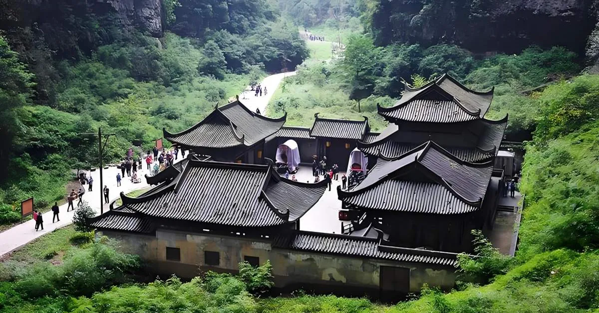 ทัวร์จีน หยีชาง ฉงชิ่ง อู่หลง ล่องเรือเขื่อนสามผา อุทยานหลุมฟ้า รถไฟทะลุตึก (ไม่ลงร้าน)